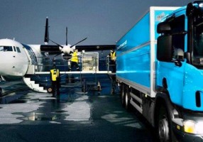 E-handeln ökar transporterna på både väg och i luften. Pressbild