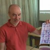 Mats Edström med de skalatryck av svenska julmärken som var en av gåvorna till deltagarna