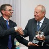 Lars-Olow Carlsson delar ut priset